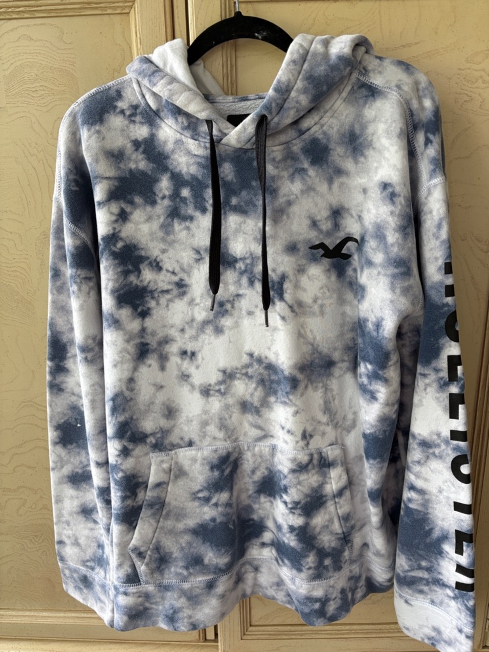 Hollister Men’s Blue and White Tie-Dye Crewneck Hoodie